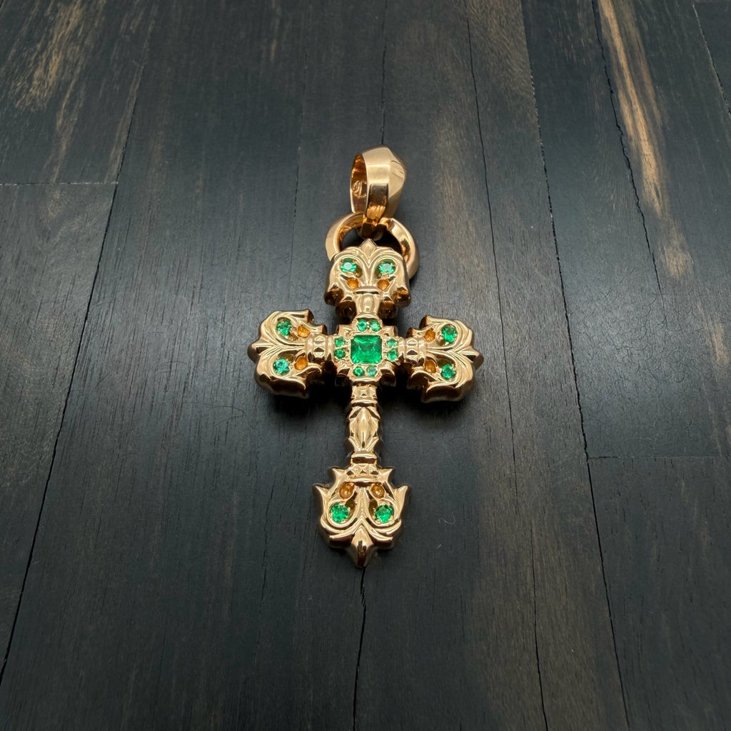 22K Gold Medium-Size Green Diamond Pendant