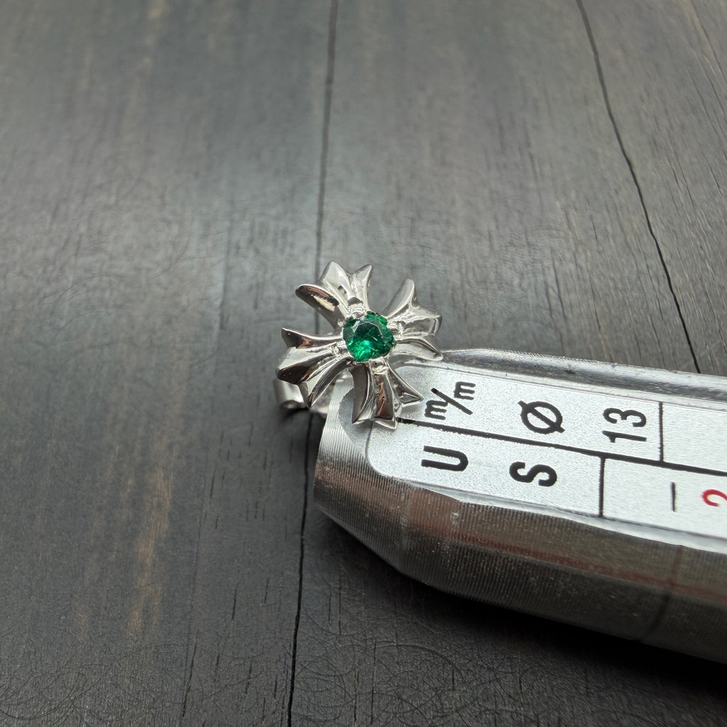 18K White Gold Green Diamond Stud Earring