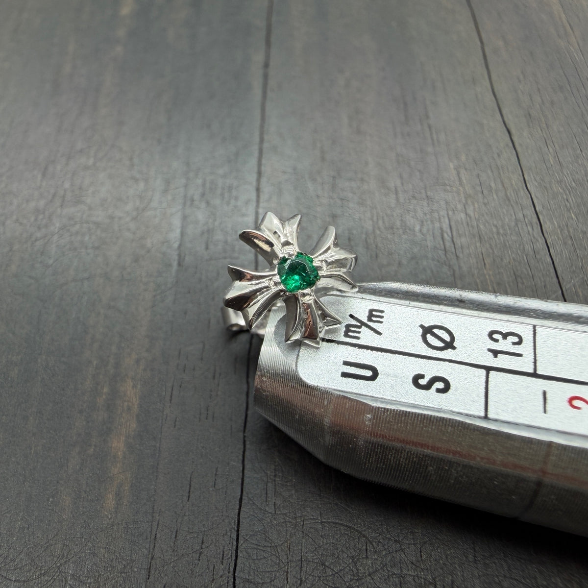 18K White Gold Green Diamond Stud Earring