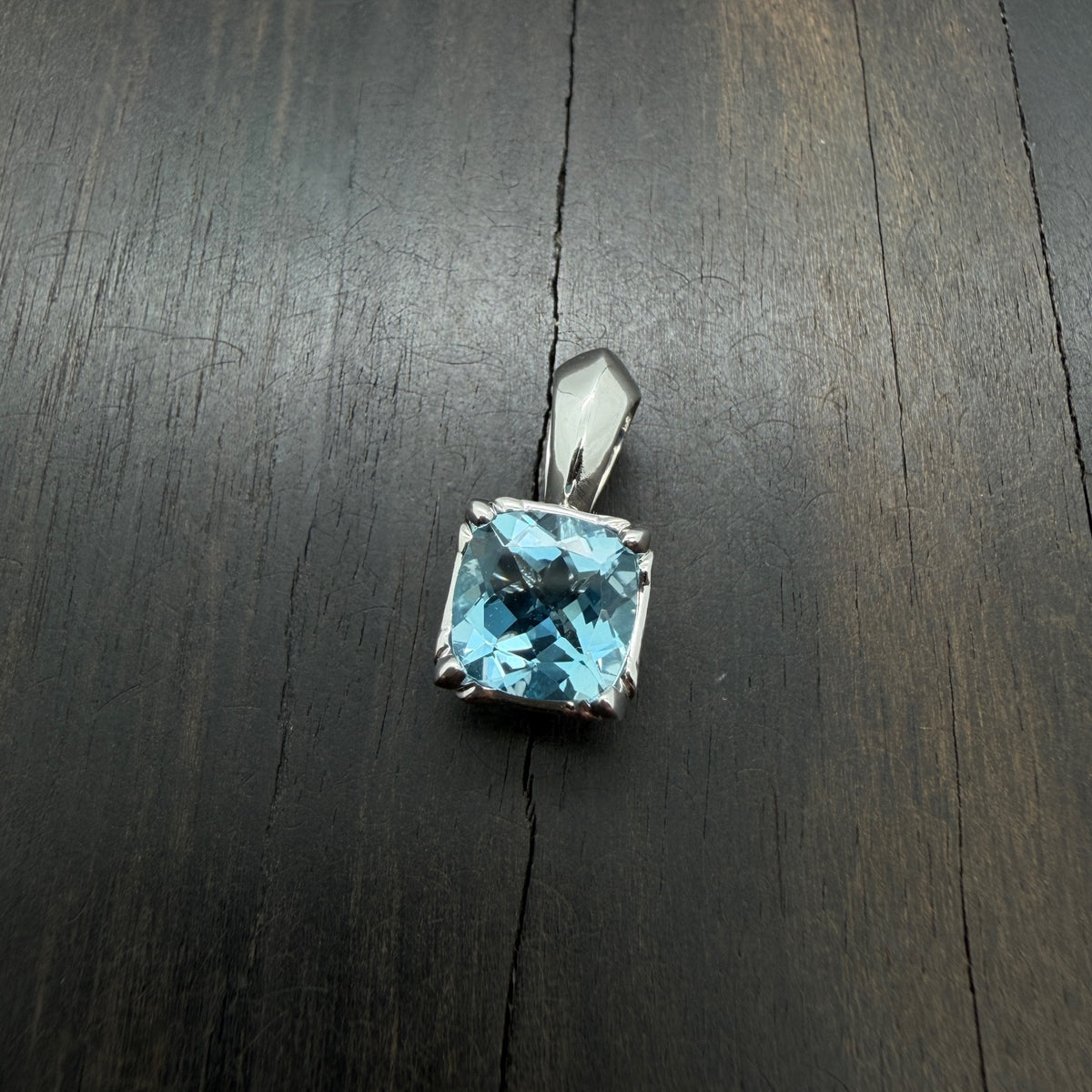 18K White Gold Aquamarine Squre Cushion Pendant