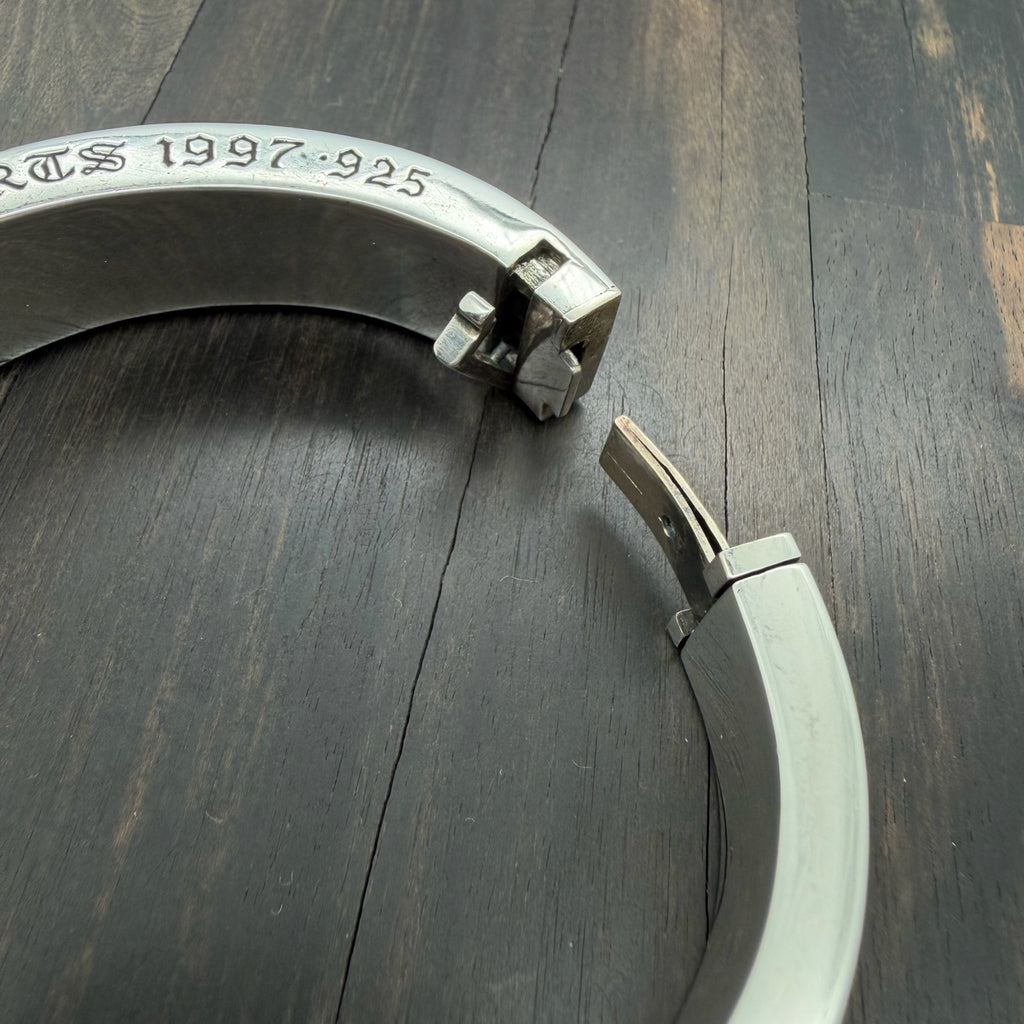 Fleur-de-Lis Hinged Bangle