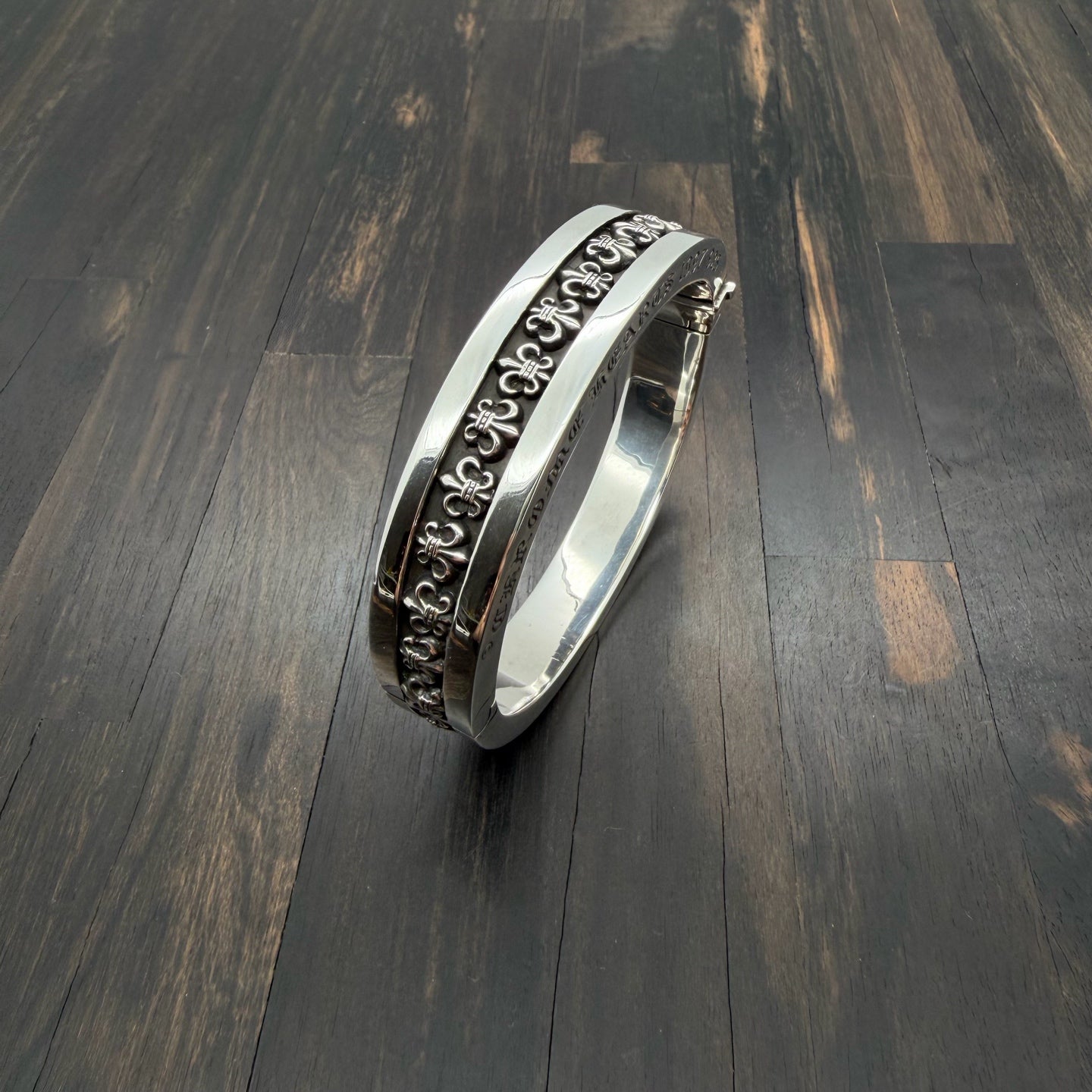 Fleur-de-Lis Hinged Bangle