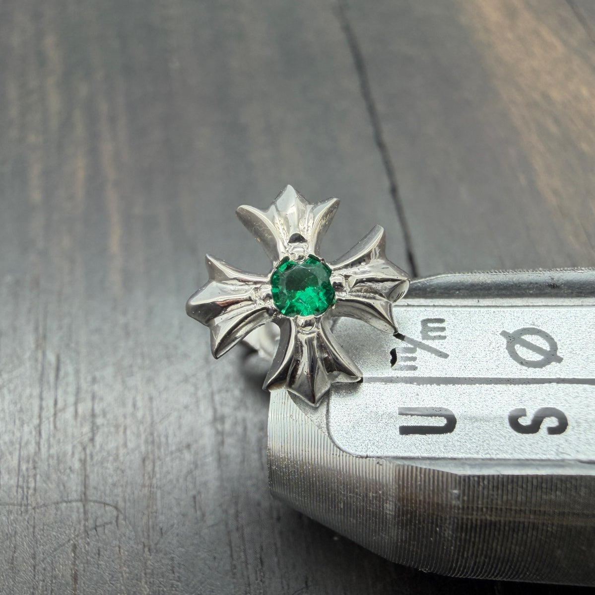18K White Gold Green Diamond Stud Earring