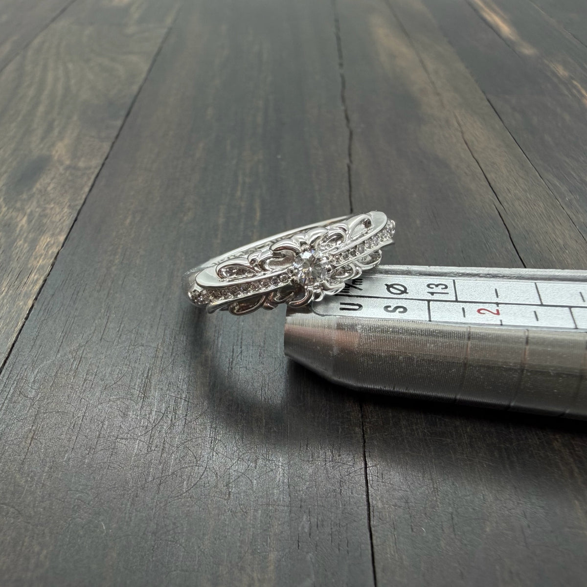 18K White Gold Closed Ring