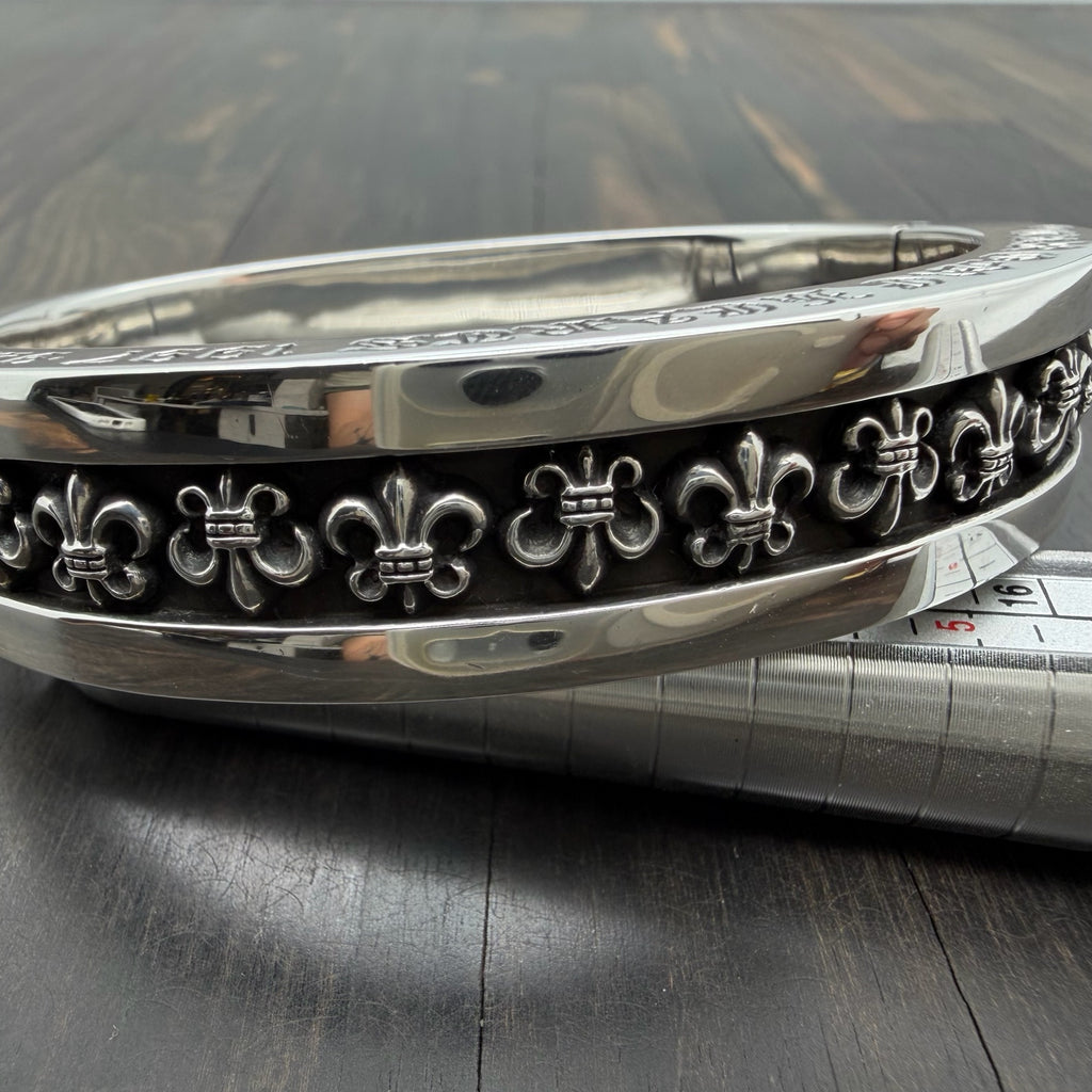 Fleur-de-Lis Hinged Bangle