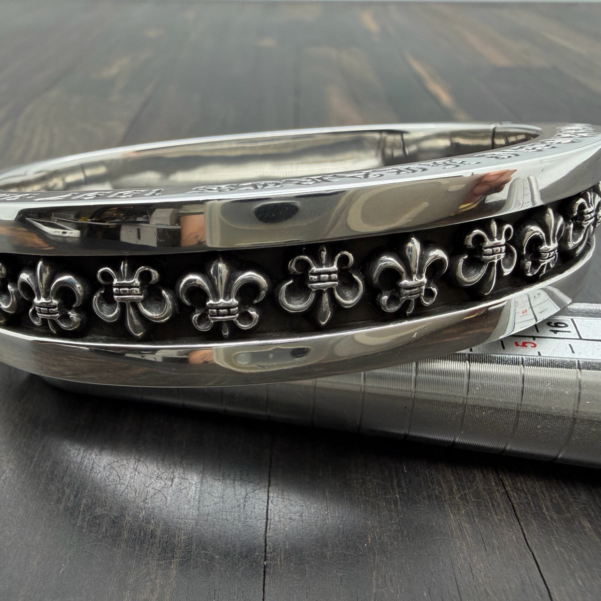 Fleur-de-Lis Hinged Bangle