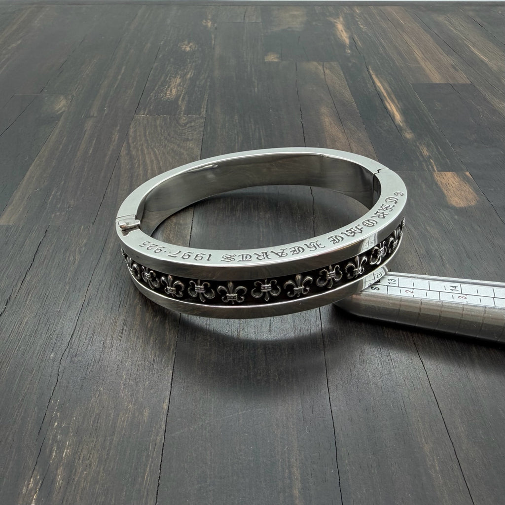 Fleur-de-Lis Hinged Bangle